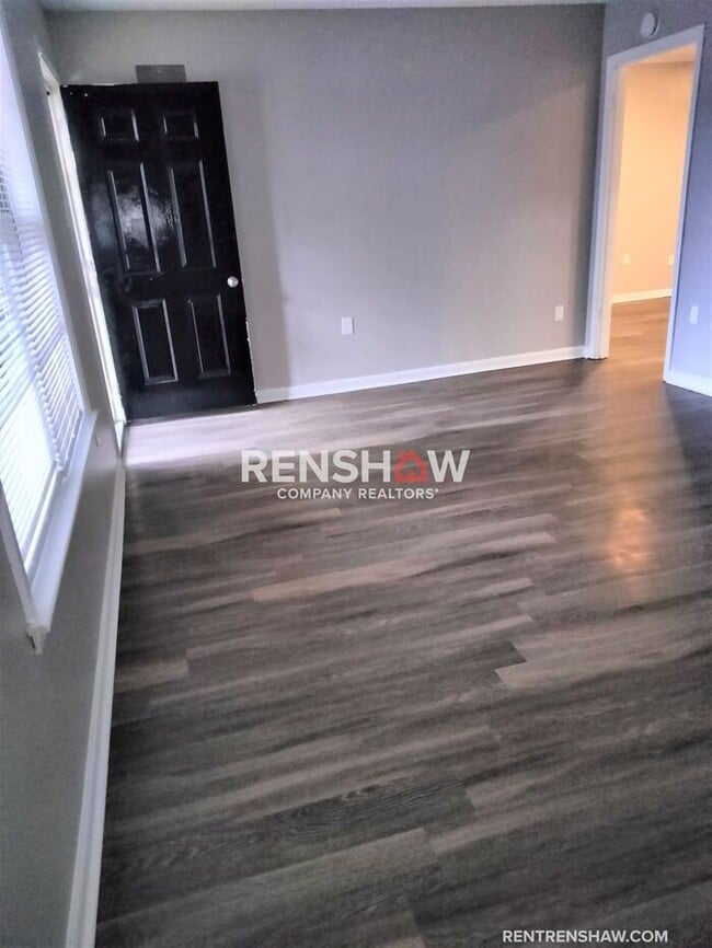 Building Photo - Gorgeous 3 bedroom / 1.5 bath in Parkway V...
