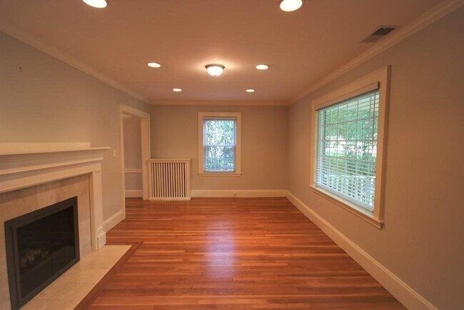 Foto del edificio - 30 Farmcrest Ave