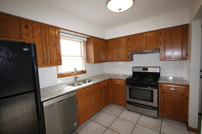 Building Photo - 301 S Raven Rd
