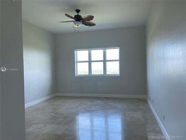 Building Photo - 14951 Royal Oaks Ln