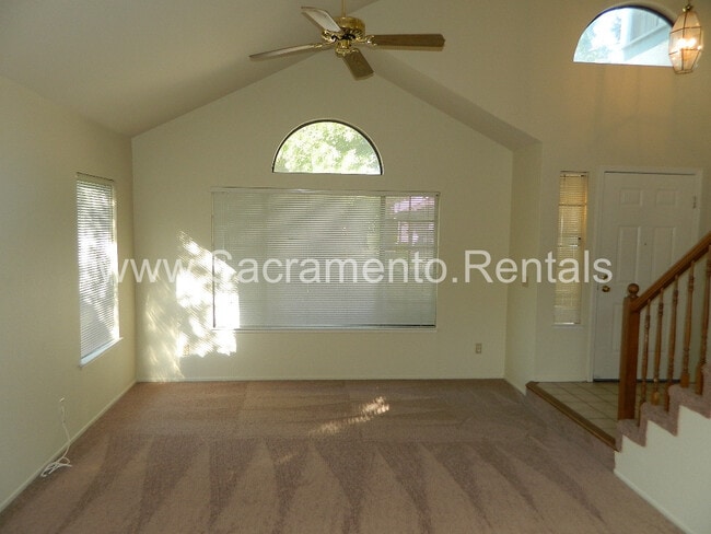 Building Photo - Spacious 4bd/2.5ba Elk Grove Home with 2 C...