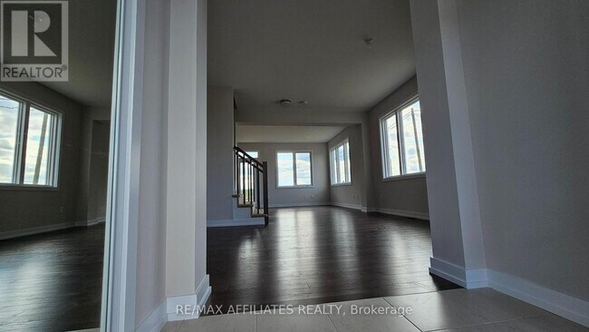 Building Photo - 610 Alopex Row