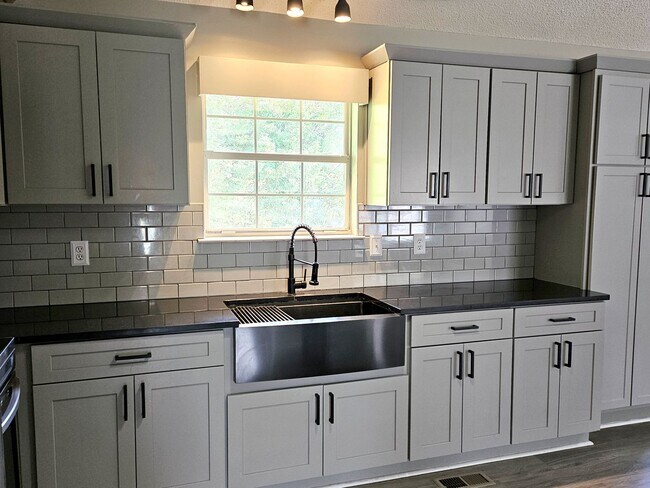 Building Photo - Spacious 3 Bedroom 2.5 bath in Hixson, TN