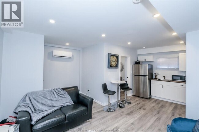 Building Photo - 493 University Ave W