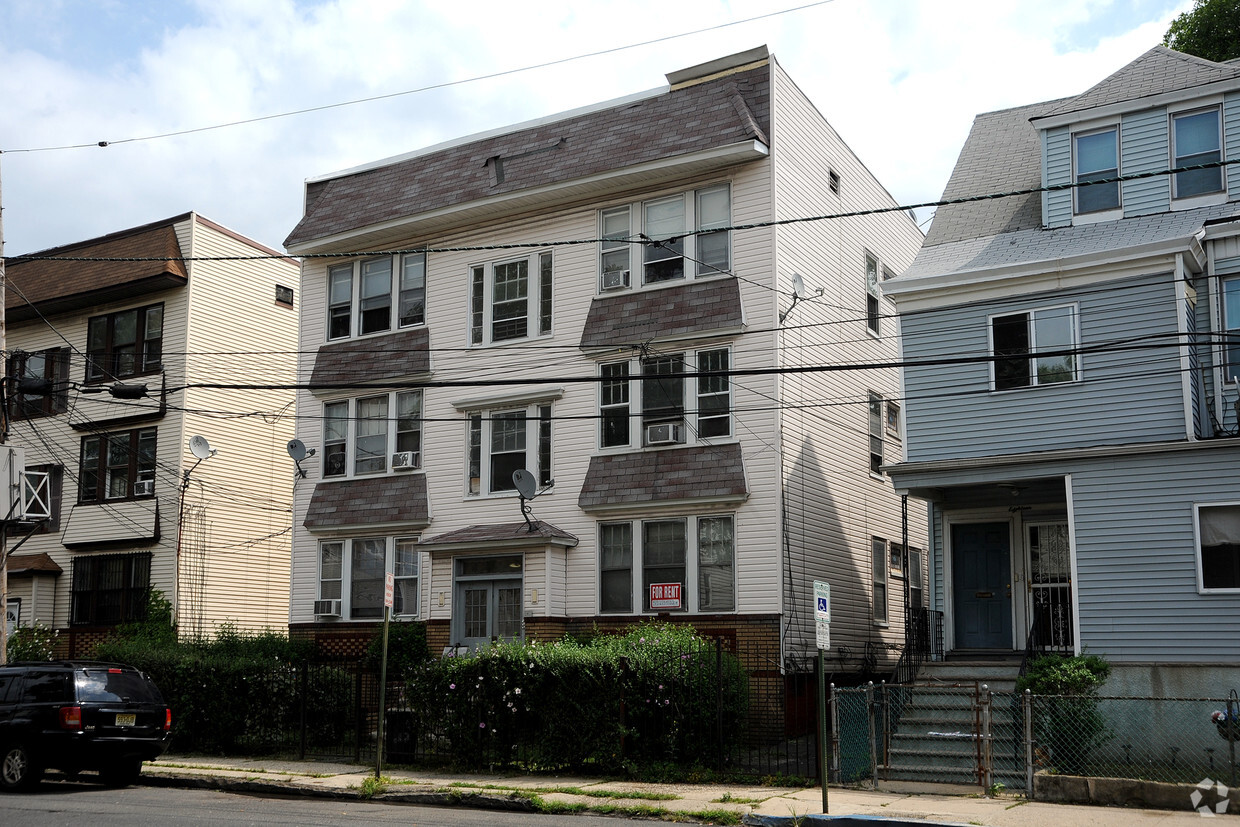 Primary Photo - 22 Ellis Ave