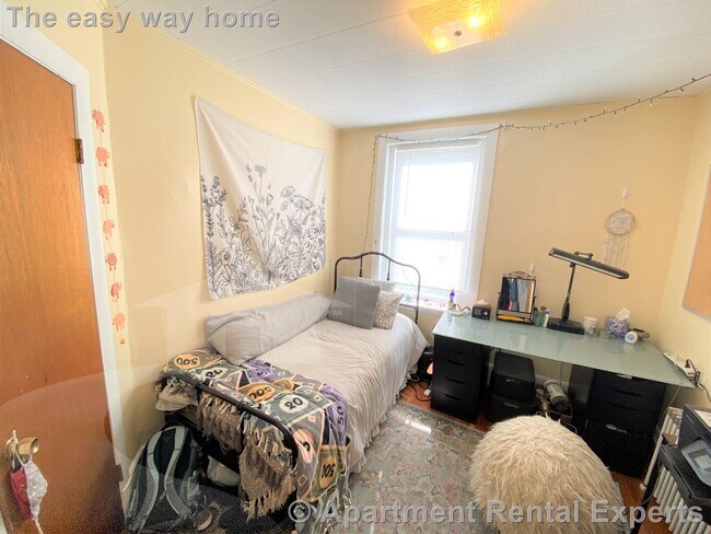 Building Photo - Somerville/Teele Square 4 Bedroom - 5 Mins...