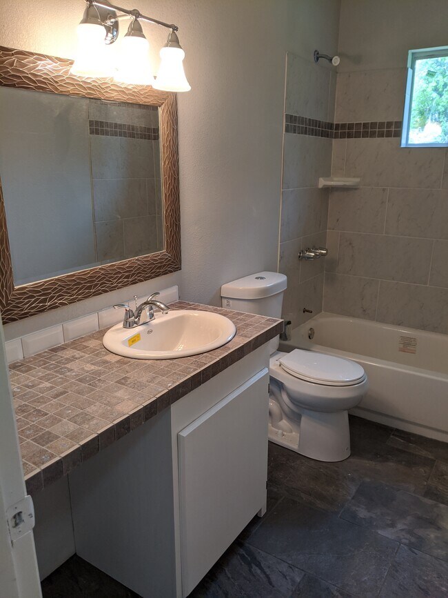 Hall baño con bañera - 4605 Navajo Dr