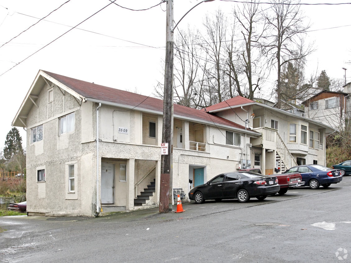 Building Photo - 4200 Letitia Ave S