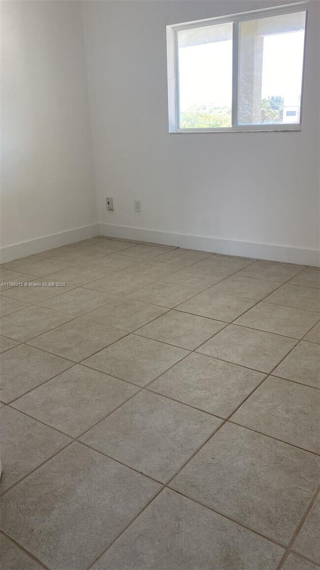 Foto del edificio - 695 SW 11th St