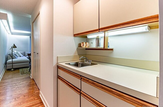 Foto del edificio - 690 Forest Rd
