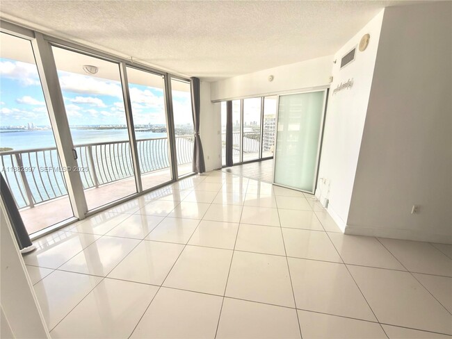 Building Photo - 1750 N Bayshore Dr