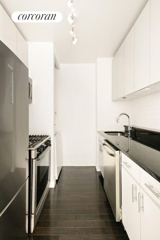 Building Photo - 161 W 61st St