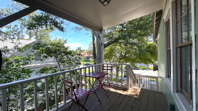 Foto del edificio - Great downtown location just 1-1/2 blocks off Centre St.!
