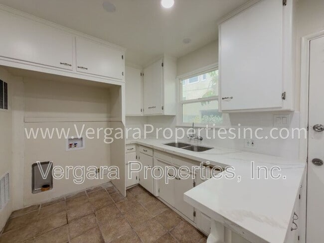 Building Photo - 611 Amapola Ave