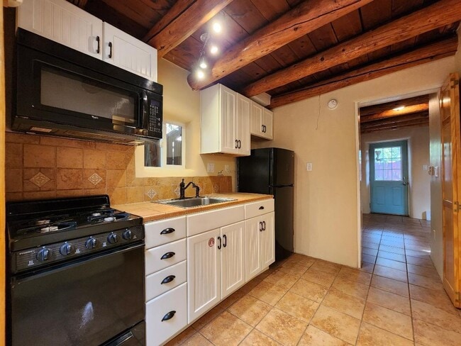 Foto del edificio - 235 Irvine St