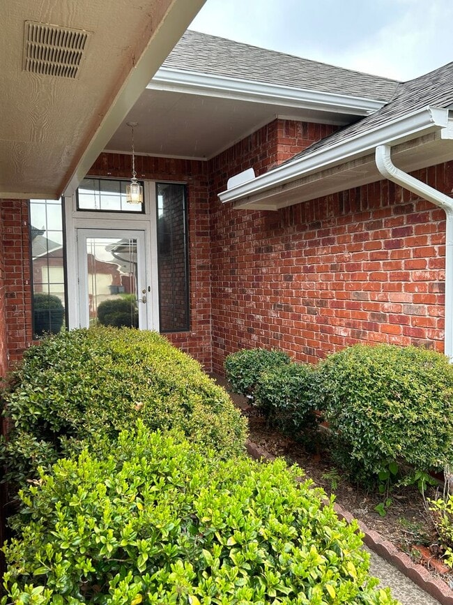 Building Photo - 3 Bed, 2 Bath in the Eisenhower School Dis...