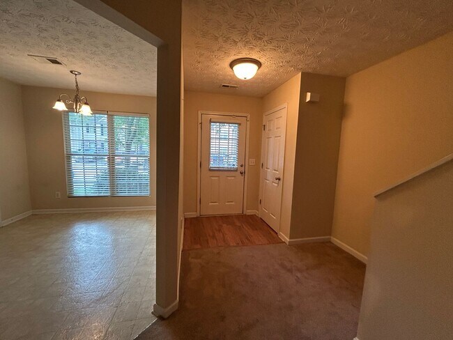 Building Photo - **PRICE IMPROVEMENT**1886 Grove Way -3BD, ...