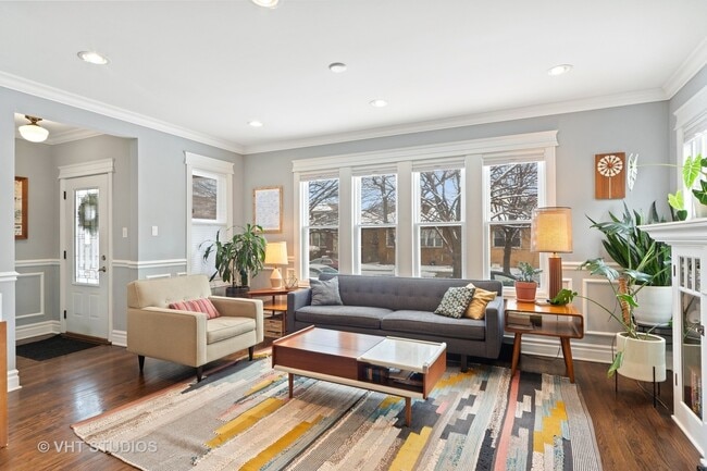 Building Photo - 3018 N Kostner Ave