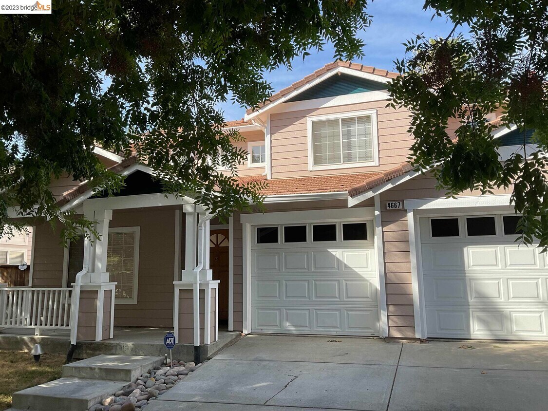 Foto principal - 4667 Christenson St