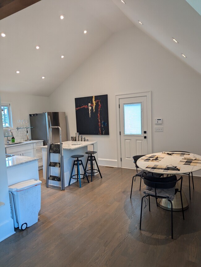 Diseño espacioso y luminoso - 830 Myrtle St NE