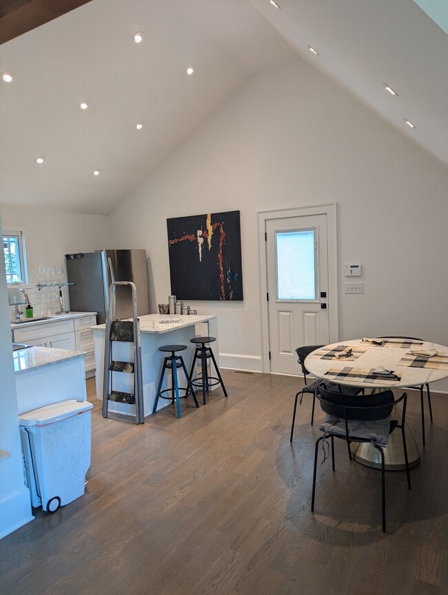 Spacious and light layout - 830 Myrtle St NE