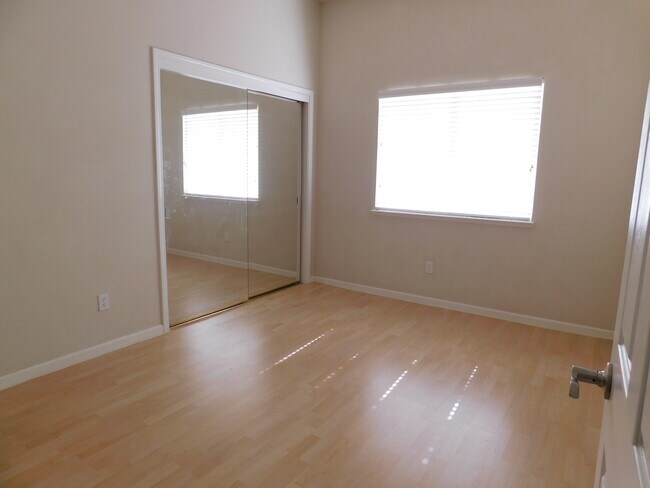 Building Photo - 4623 Longview Dr