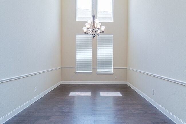 Foto del edificio - Charming 4-Bedroom Home in Prime North Central Location!