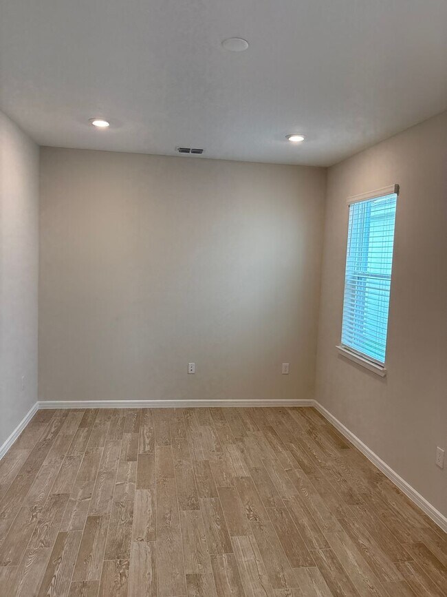 Building Photo - Spacious 5-Bedroom Home for Rent in Lake P...