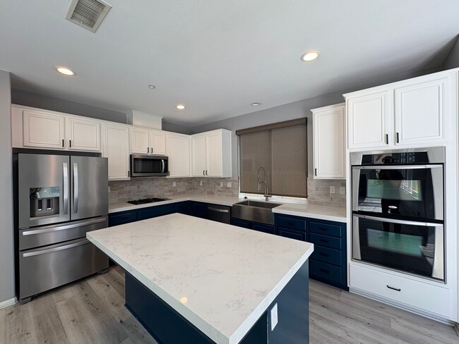 Building Photo - Stunning 4B/2.5BA House in Vista!