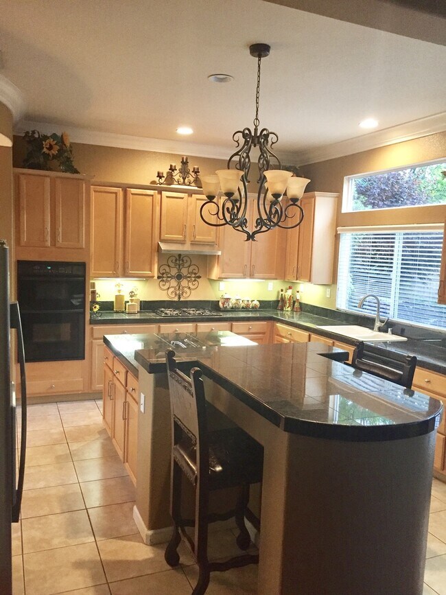 Building Photo - Beautiful Serrano Two Story 4 Bed 4 Bath W...