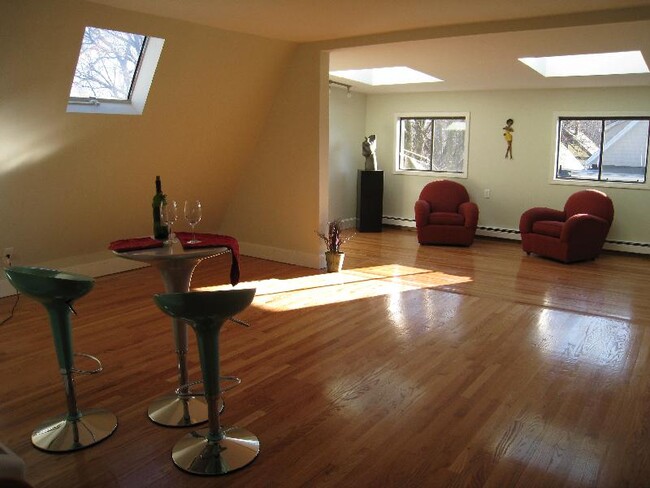 Building Photo - 10 Evergreen Ave