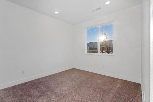 Foto del edificio - 4 BED | 3 BATH | SINGLE-STORY