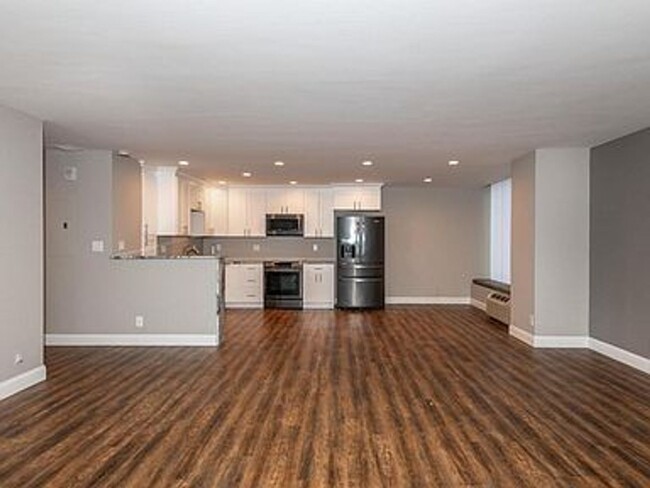 Building Photo - Live in luxury, with beautiful views of th...