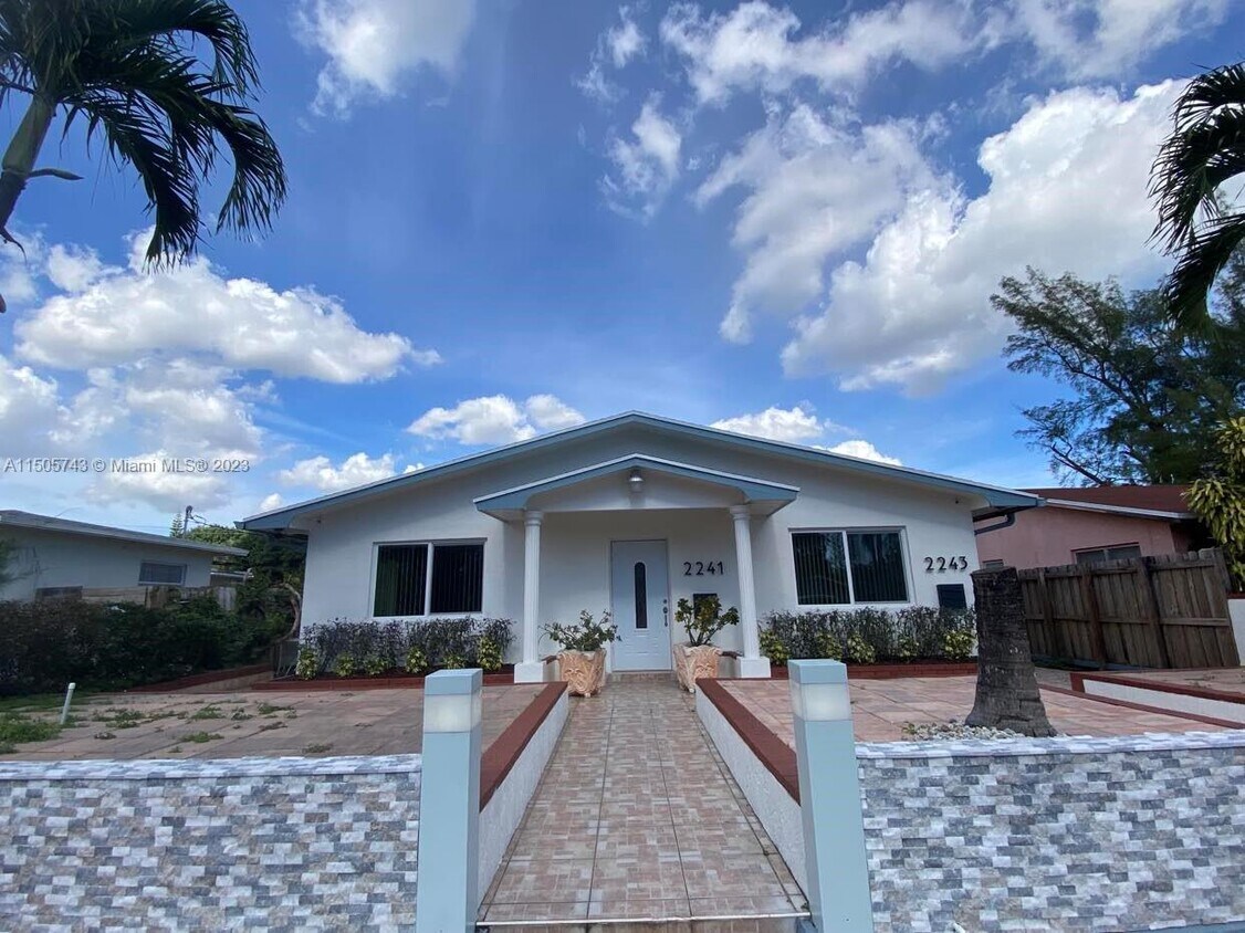 2243 Jackson St Unit back, Hollywood, FL 33020 Room for Rent in Hollywood, FL