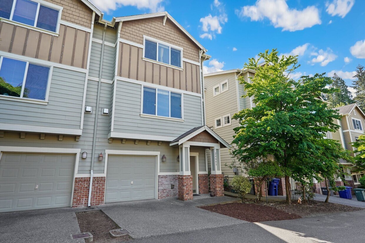 Primary Photo - Bothell Luxury Townhome!