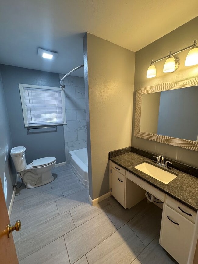 Building Photo - 2218 Rosewood Dr