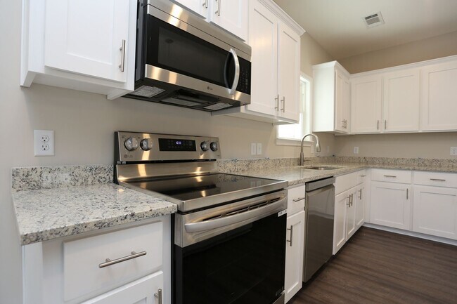 Foto del edificio - NEW 2 Bedroom Cottage Available TODAY!