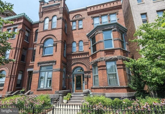 Building Photo - Spacious + Bright 1 Bedroom in Capitol Hill!