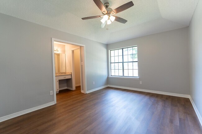 Foto del edificio - Charming Remodeled Home in Golden Meadows,...