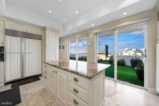 Building Photo - 4 br, 3.5 bath Condo - 5255 Collins Ave # ...