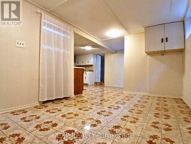 Photo du bâtiment - 310 Westwood Ave