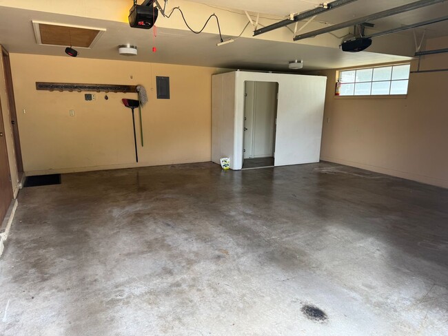 Building Photo - 2703 Shirley Dr