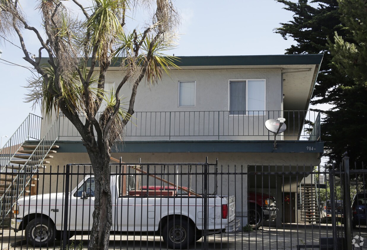 Building Photo - 984 34th St