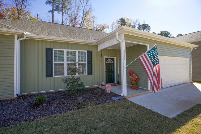 Building Photo - Centric and spacious home! No stairs!