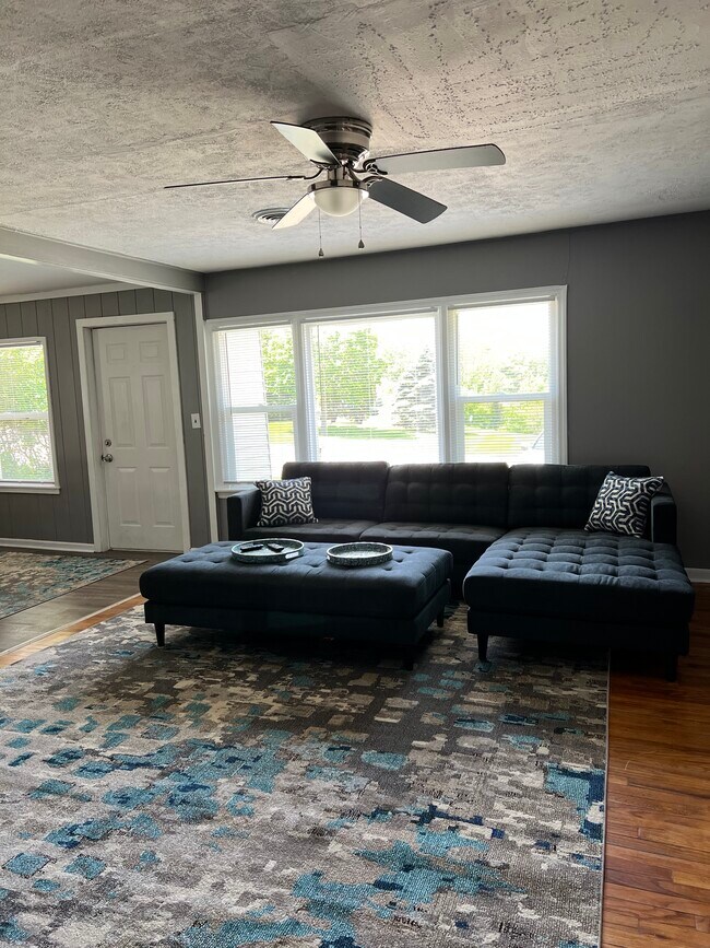 Living room - 3139 West Dr