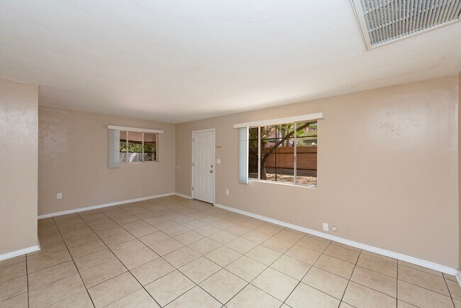 Spacious living/dining room for a large group to gather - 2404 E Copper St