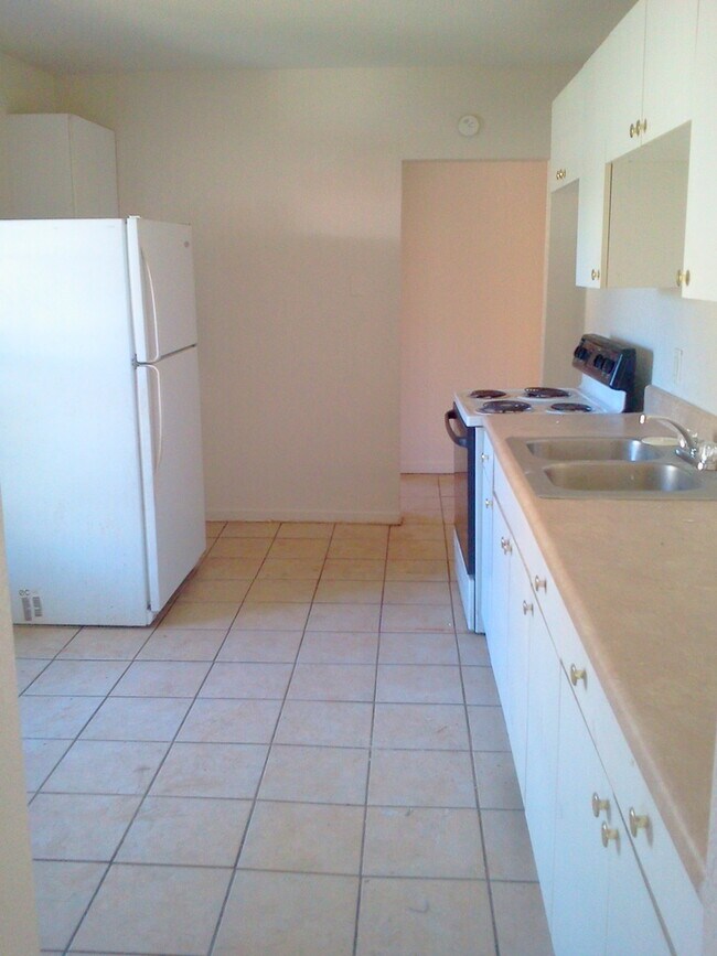 Foto del edificio - 3BR/1BA with HUGE Fenced In Backyard, Lami...