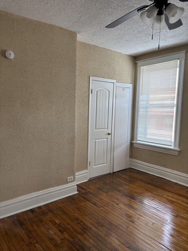 dormitorio delantero de la planta superior - 3844 Lee Ave