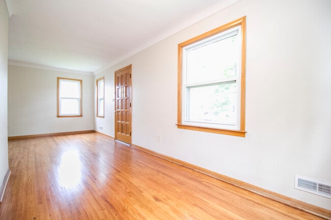 Building Photo - 320 Somerset St