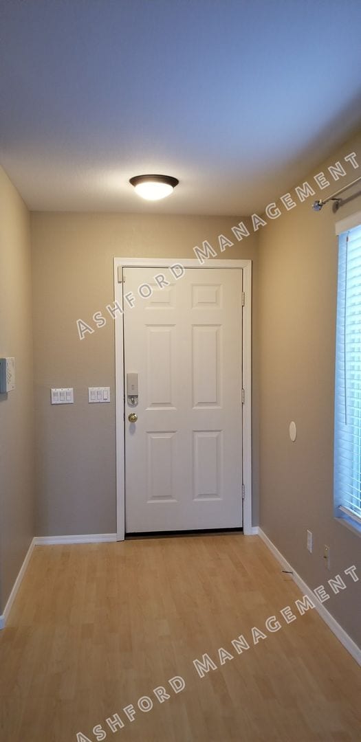Building Photo - 3 BEDROOM WITH NO CARPET/LARGE YARD